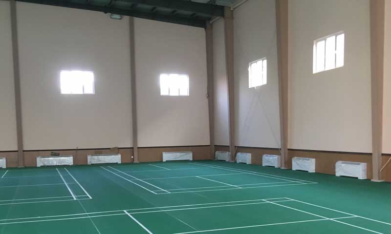 一片室內(nèi)羽毛球場地鋪地膠多少錢？